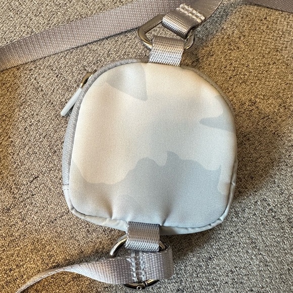 Lululemon modular phone crossbody bag🤍🩶 - Picture 7 of 9